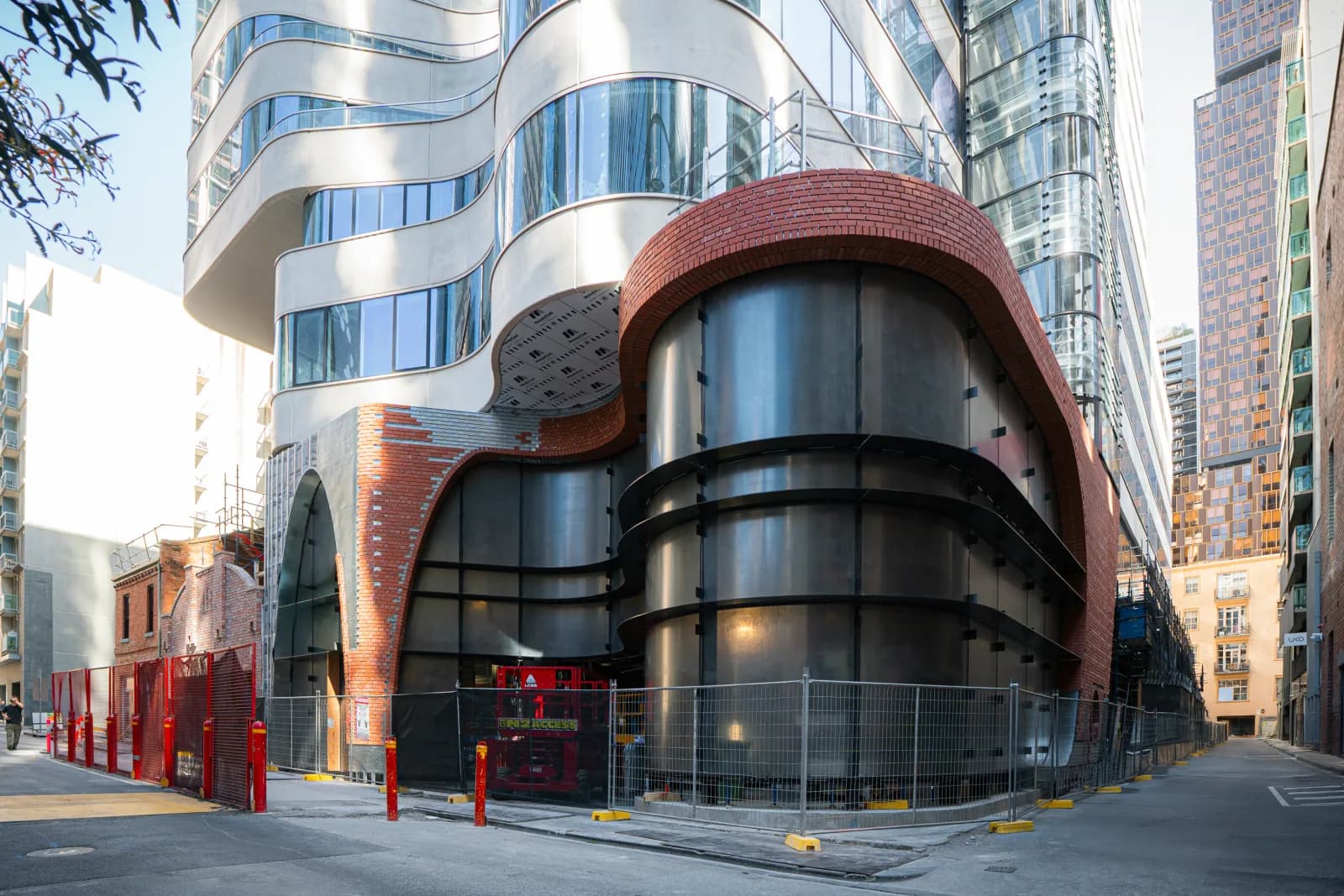 Bennetts Lane curved facade during construction, before Nexbrick brick facings